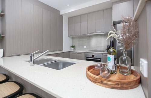 Cairns Central Business District Apartment | Luxury Cairns Stay with Pool and BBQ