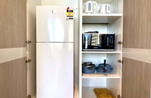 Adelaide Central Business District Apartment | Luxury CBD Beach Vibes-Queen Bed-Gym-BBQ