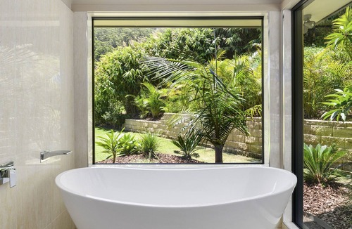 Korora House | Luxury Country Home, 5 mins to the beach, less than10 mins to restaurants / bars