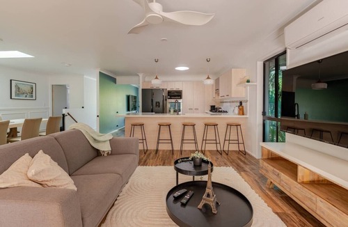 Oxenford House | Luxury family and friends escape - 5 minutes from theme parks, 20 mins to beach