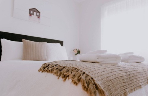 Central Mudgee House | Luxury Guesthouse , 2 Bedroom 2 Bathroom , Perfect Location