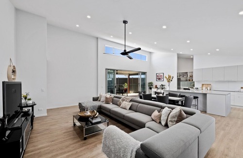 Wurtulla House | Luxury home by the beach with pool - pets allowed!