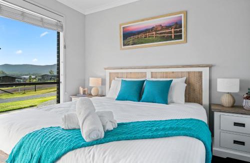 Millfield House | Luxury Hunter Valley Acreage - Heated SwimSpa - Mountain Views - Pool Table - Fire Pitt