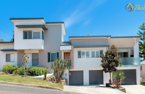 Corlette House | Luxury in Corlette - 4 Drungall Ave - Beautiful Home with Air Con and WiFi