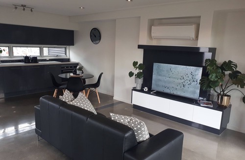 Warrnambool Apartment | LUXURY, MODERN & CENTRAL - YOU GET THE WHOLE 3 LEVEL APARTMENT!