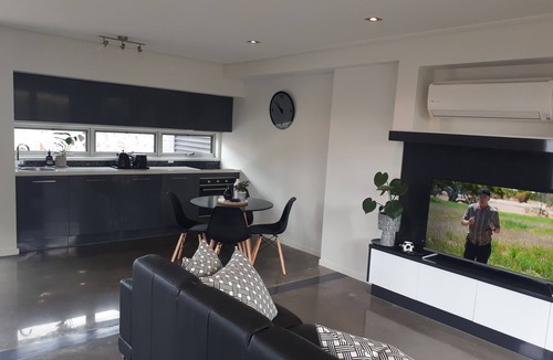 Warrnambool Apartment | LUXURY, MODERN & CENTRAL - YOU GET THE WHOLE 3 LEVEL APARTMENT!