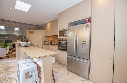 Camperdown House | Luxury Retreat Home - 4Bed House - Mins from CBD