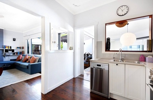 Macmasters Beach House | Luxury Villas The Beach House at Bouddi (Walk to the beach)