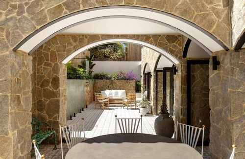 Bellevue Hill Apartment | Luxury Villas The Paloma Luxe (Walk to the beach)