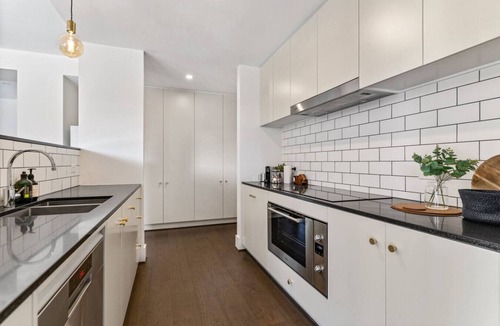 Kingston Apartment | Luxury Water Views | 5 Beds | 2 Cars | Wifi | Disney+ and test