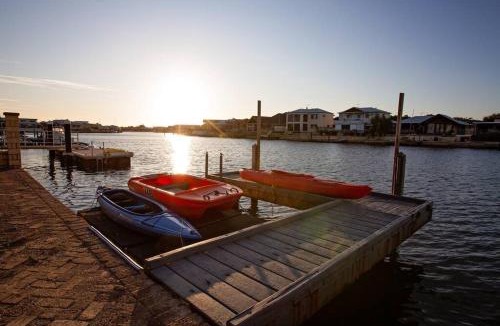Geographe House | Luxury Waterfront Canal Estate With Private Jetty - Pet Friendly