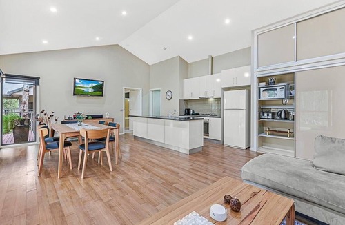 Echuca Village House | Luxury Waterfront Retreat on Murray River