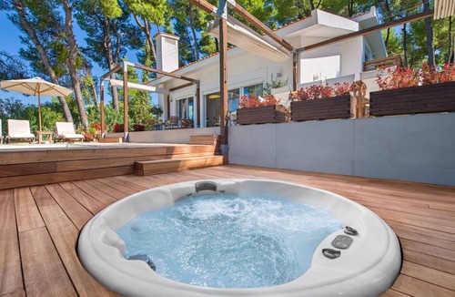 Sane House | Luxusvilla mit Meerblick und privatem beheiztem Pool und Whirlpool für bis zu 1 by Interhome