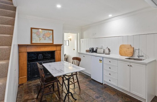 Pontville Bed & Breakfast | Lythgo's Row Colonial Cottages