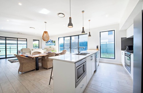 Dubbo House | Macquarie Entertainer - Pool Retreat, Pets Allowed