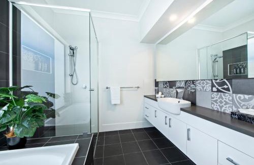 Dubbo House | Macquarie Entertainer - Pool Retreat, Pet Friendly