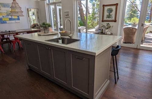 Macmasters Beach House | Macs Beach House - classic cottage 100m to beach