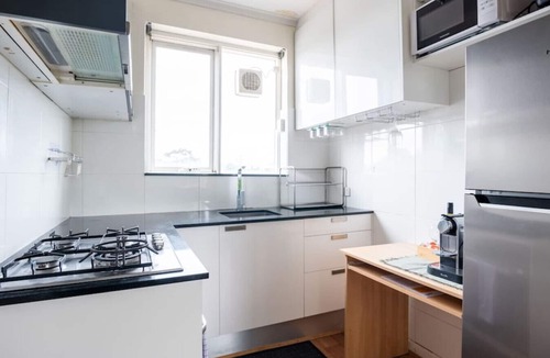 South Yarra Apartment | Maddox · MADDOX: 5min Walk to Train with Netflix & Parking