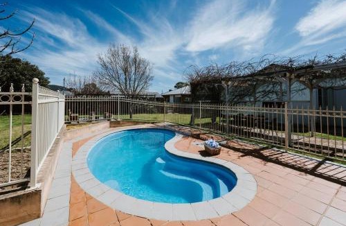 Central Mudgee House | Madeira Cottage - Country Comfort with Pool and Spa