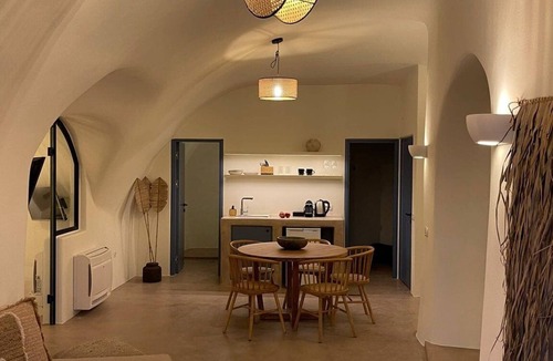 Messaria Apartment | Magnificent Santorini Suite | Hemera Suite | Private Hot Tub | Spacious.