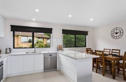 Lauderdale House | Magnificent villa on the bay - 3 min walk to the beach, 10 min to shops / cafes