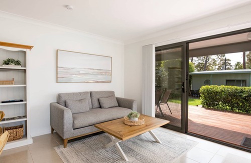 Erowal Bay House | Magnolia Cottage - Pet Friendly - 5 Mins Drive to Hyams Beach