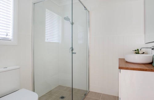 Erowal Bay House | Magnolia Cottage - Pet Friendly - 5 Mins Drive to Hyams Beach