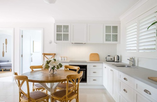 Erowal Bay House | Magnolia Cottage - Pet Friendly - 5 Mins Drive to Hyams Beach