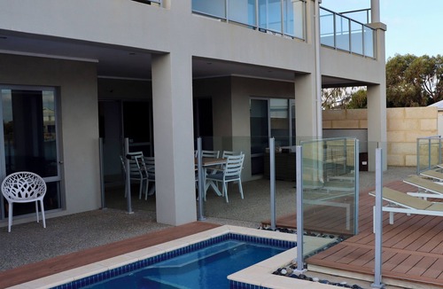 Wannanup House | Mandurah Family Holiday Home Outdoor Pool private Canal access Kayaking