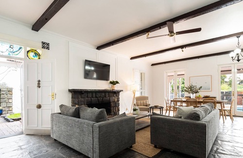 Mount Eliza House | Manyung House in Mt Eliza with large pool