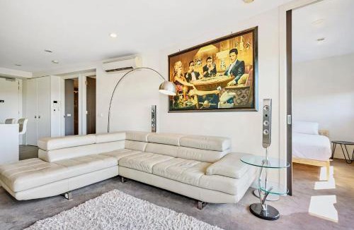 Maribyrnong Apartment | Maribyrnong Marvel Charm with Cityscape Bliss
