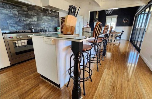 Stanthorpe Cottage | Marlay View Cottage. Luxurious, modern, spacious.