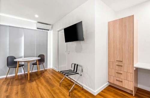 Brisbane Waterfront Hotel | Marley's Place - Motel Russell Island