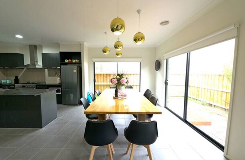 Williams Landing House | Massive 9BRM Rental House for big group in Melbourne