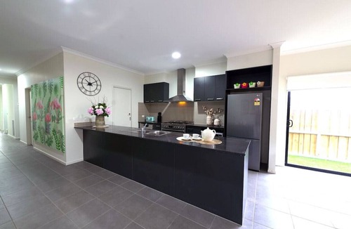 Williams Landing House | Massive 9BRM Rental House for big group in Melbourne