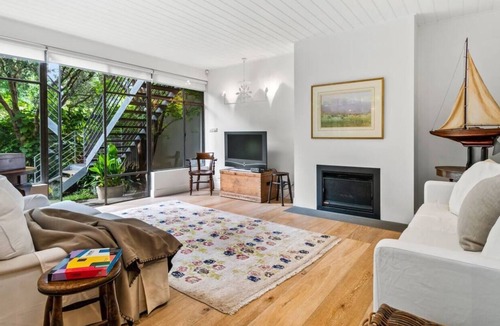 Elwood House | Massive Mitford! Large, Luxurious 1st Class 4 Bdrm