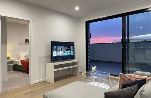 Moonee Ponds Apartment | Maximise Your Outdoor Living Experience in This Glorious 2 Bed 2 Bath Apartment