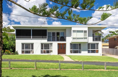 Dolphin Point Apartment | Mcgrath welcomes you to Wave Spray close to the beach and lake