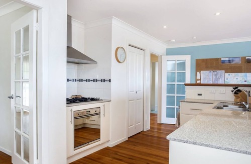 Mollymook Beach House | McGrath welcomes you to Hook Wine And Sinker