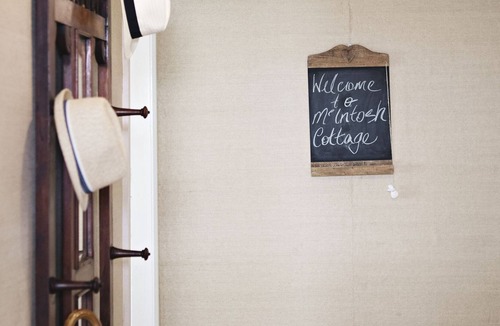 Central Mudgee House | McIntosh Cottage - just steps to Church St