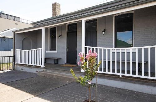 Orange House | McNamara Lane - CBD, Firepit, 7 Smart TVs, Sleeps 11