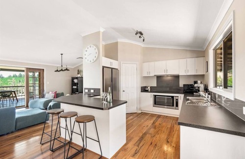 Nannup Cottage | Meeukany Hilltop Stunner in the Heart of Nannup
