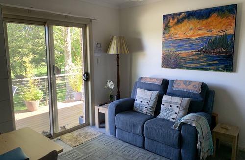 Calare Bed & Breakfast | Melaleuca Retreat: Pet friendly, near bushwalks, wineries & restaurants. EV.