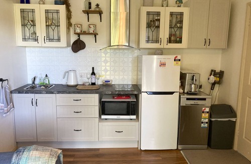 Calare Bed & Breakfast | Melaleuca Retreat: Pet friendly, near bushwalks, wineries & restaurants. EV.