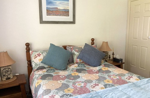 Calare Bed & Breakfast | Melaleuca Retreat: Pet friendly, near bushwalks, wineries & restaurants. EV.