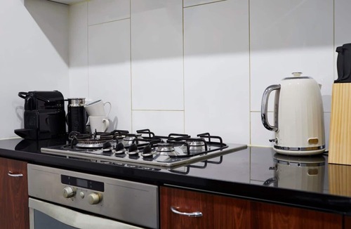 Melbourne Central Business District Apartment | Melbourne CBD Apartment: City Views Pool & Parking