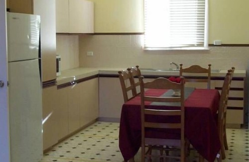 Merredin House | MERREDIN ACCOMMODATION COTTAGE :WIFI & Foxtel incl. 2 min walk to Shops