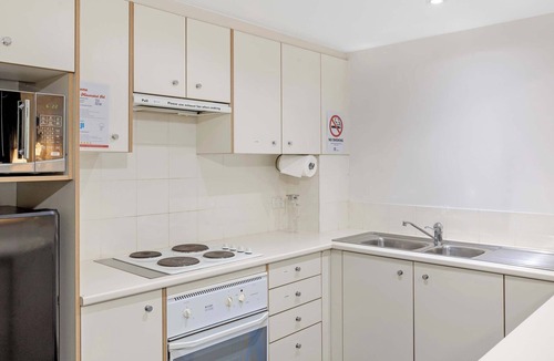 Camperdown Apartment | MetaWise Cozy 1BR City Pad W Parking Near RPA & Sydney Uni