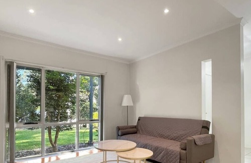 Newington House | MetaWise Newington Chic and Queen Bed W Bathroom
