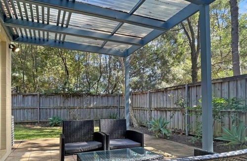 Newington House | MetaWise Newington Chic and Queen Bed W Bathroom